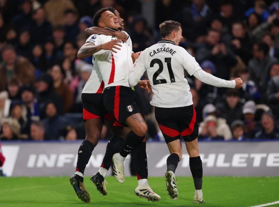 广东男篮主场负于山西，失误频繁，磨合不足，首战失利，需加强调整。