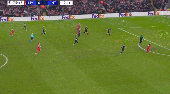 凯尔特人小球迷和远道而来的瑞士年轻人球迷互动